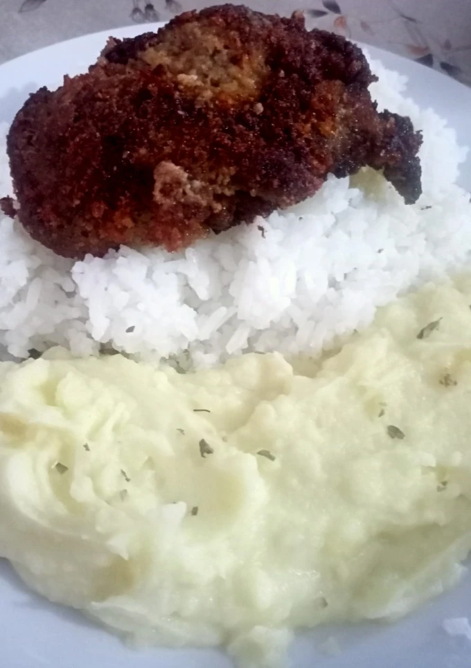 Carne apanada con pure